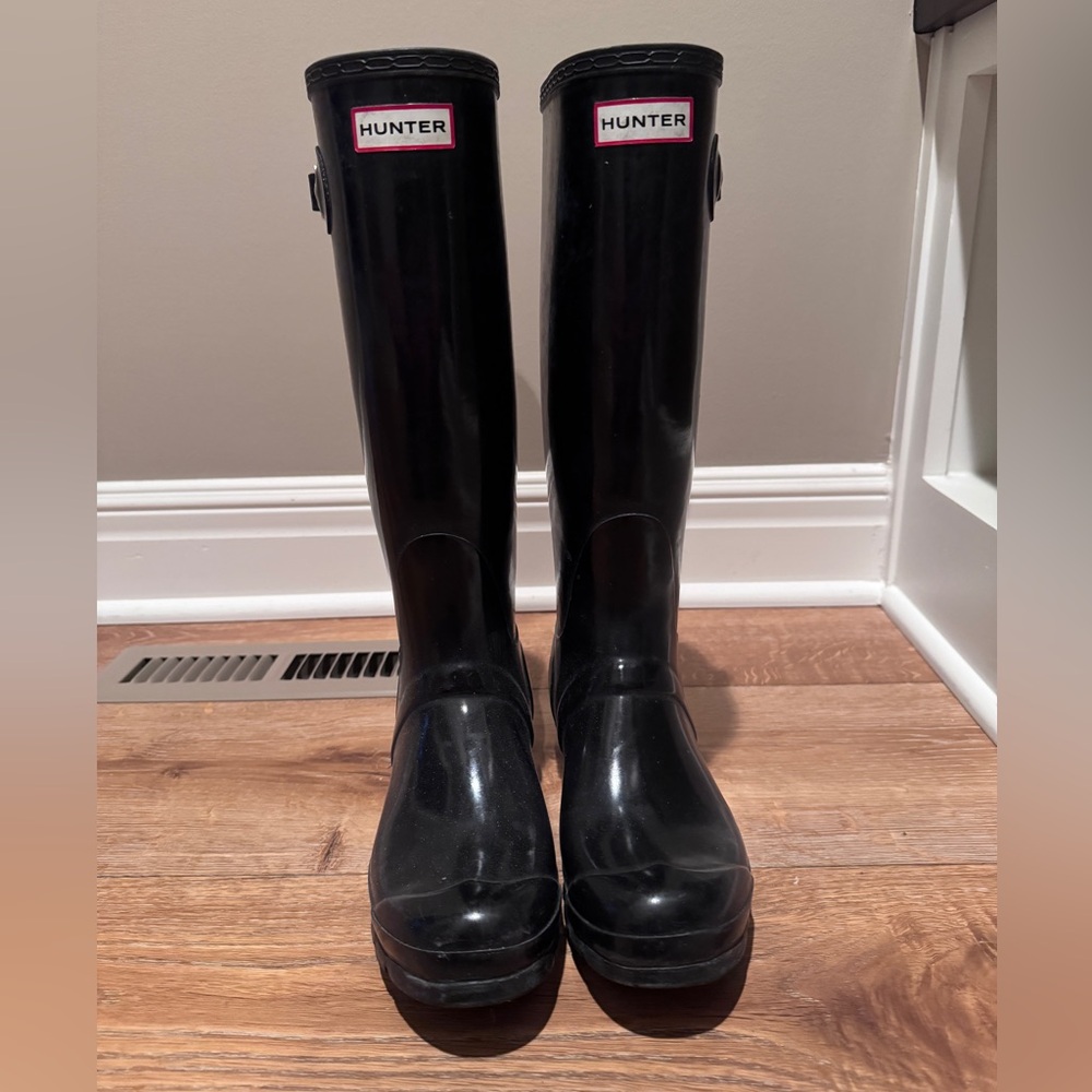 Black gloss Hunter rain boots. Size 6.